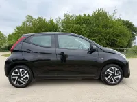Begagnad Toyota Aygo X-play 2022 Svart Halvkombi