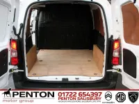 Second-hand Vauxhall Combo 100 CP (73 kW) 2021 Alb Monovolum