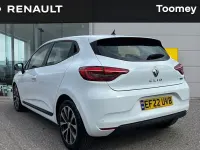 Begagnad Renault Clio V Iconic 140 HK (102 kW) 2022 Vit Halvkombi