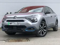 Begagnad Citroën e-C4 100 kW (136 HK) 2023 Grå Halvkombi