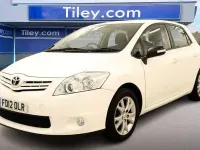 Used Toyota Auris 132 HP (97 kW) 2012 White Hatchback