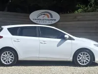 Used Toyota Auris Active 90 HP (66 kW) 2014 White Hatchback