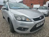 Usado Ford Focus Zetec 100 CV (73 kW) 2008 Plateado Utilitario