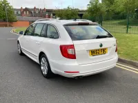 Usado Skoda Superb GreenLine 105 CV (77 kW) 2012 Blanco Familiar