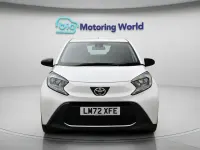 Usado Toyota Aygo X PURE 72 CV (52 kW) 2022 Blanco SUV
