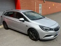 Usado Vauxhall Astra 110 CV (80 kW) 2016 Plateado Familiar