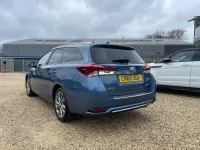Usado Toyota Auris 112 HP (82 kW) 2015 Azul Carrinha