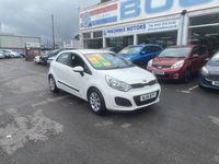 Usado Kia Rio 85 CV (62 kW) 2014 Blanco Utilitario