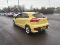 Begagnad Kia Rio 2015 Gul Halvkombi