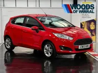 Usado Ford Fiesta Zetec 82 CV (60 kW) 2015 Rojo Utilitario