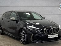 Begagnad BMW M135 Shadowline 302 HK (222 kW) 2022 Svart Halvkombi