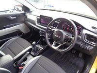 Usado Kia Stonic 118 HP (86 kW) 2022 Amarelo SUV