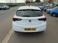 Used Vauxhall Astra SRi 105 HP (77 kW) 2018 White Hatchback