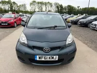 Usado Toyota Aygo 68 CV (50 kW) 2011 Verde Utilitario