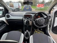 Usado Toyota Aygo X-play 69 HP (50 kW) 2017 Branco Citadino