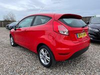 Usado Ford Fiesta Zetec 82 HP (60 kW) 2014 Vermelho Citadino