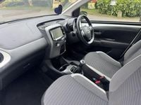 Usado Toyota Aygo x-press 71 HP (52 kW) 2018 Branco Citadino