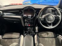 Begagnad Mini John Cooper Works Hatch 228 HK (167 kW) 2023 Gul Halvkombi
