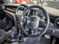Usado Mini Cooper Hatch 136 CV (100 kW) 2018 Plateado Utilitario