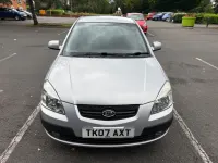 Begagnad Kia Rio 2007 Silver Halvkombi