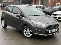 Usado Ford Fiesta Zetec 100 HP (73 kW) 2016 Cinzento Citadino