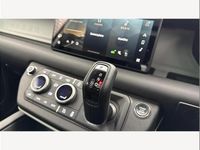 Usado Land Rover Defender SE Dynamic 296 HP (217 kW) 2024 Prateado SUV