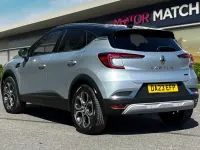 Begagnad Renault Captur Techno 2023 Grå SUV