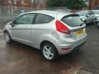 Begagnad Ford Fiesta Zetec 2010 Silver Halvkombi
