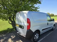 Używany Vauxhall Combo 2018 Srebrny Minivan