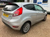 Usado Ford Fiesta Titanium 125 HP (91 kW) 2015 Prateado Citadino
