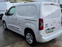 Used Toyota Proace Design 100 HP (73 kW) 2022 White MPV
