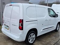 Used Toyota Proace Design 100 HP (73 kW) 2022 White MPV