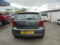 Usado VW Polo SE 85 HP (62 kW) 2010 Cinzento Citadino