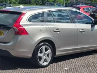 Usado Volvo V60 SE Lux 163 CV (119 kW) 2012 Dorado Familiar