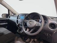 Begagnad Mercedes Vito Progressive 2022 Grå Van