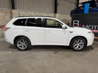 Used Mitsubishi Outlander P-HEV 200 HP (147 kW) 2015 White Estate
