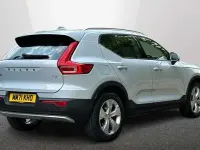 Usado Volvo XC40 Momentum 163 HP (119 kW) 2022 Prateado SUV