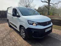 Begagnad Peugeot Partner Premium 100 HK (73 kW) 2021 Vit Minibuss