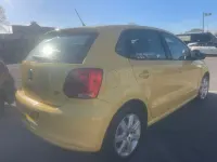 Begagnad VW Polo SE 85 HK (62 kW) 2010 Gul Halvkombi