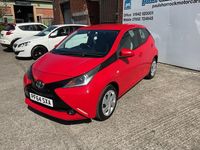 Begagnad Toyota Aygo X-play 2015 Röd Halvkombi