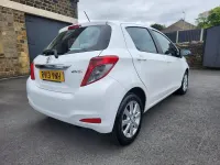 Begagnad Toyota Yaris 101 HK (74 kW) 2013 Vit Halvkombi