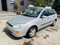 Begagnad Ford Focus Zetec 100 HK (73 kW) 2001 Silver Halvkombi