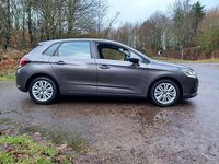 Usado Citroën C4 Feel 114 HP (83 kW) 2017 Cinzento Citadino