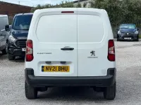 Używany Peugeot Partner 131 KM (96 kW) 2021 Biały Minivan