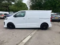 Second-hand Vauxhall Vivaro S 180 CP (132 kW) 2024 Alb Monovolum