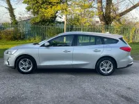 Usado Ford Focus Zetec 95 CV (69 kW) 2019 Plateado Familiar