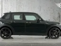 Usado Mini Cooper Hatch 134 HP (98 kW) 2023 Verde Citadino