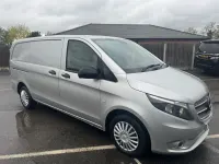 Usado Mercedes Vito Premium 163 HP (119 kW) 2020 Prateado Van