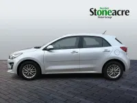 Usado Kia Rio 101 CV (74 kW) 2023 Plateado Utilitario