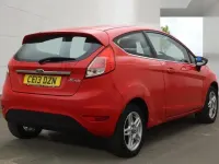 Usado Ford Fiesta Zetec 82 HP (60 kW) 2013 Vermelho Citadino